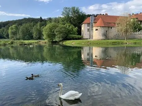 Photo de Sprehajalni park grad Otočec