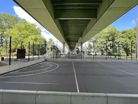 Photo de Skate park under Zoo bridge
