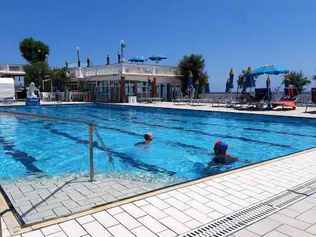 Photo de Villa Inglese Piscine