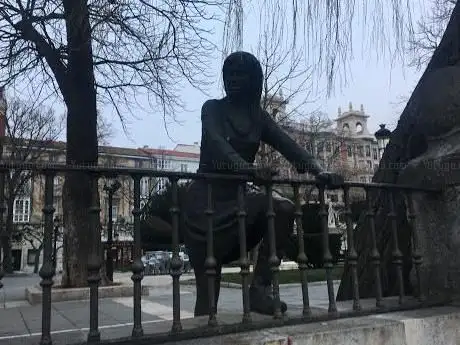 Photo de Estatua de Mujer Mirando al Río Arlanzón