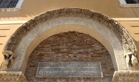 Photo de Portale dell'antico Palazzo di Federico II