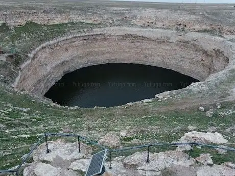 Photo de Obruk Han Ve Obruğu(gölü)