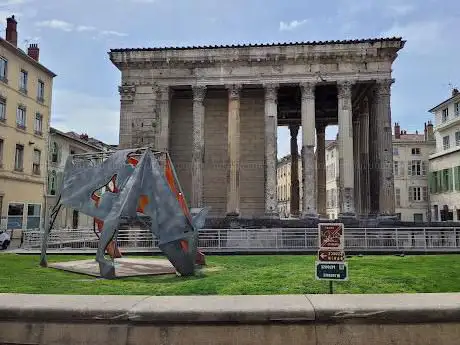 Photo de Roman Temple of Augustus and Livia