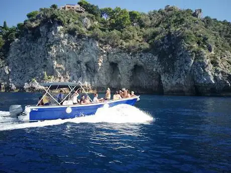 Photo de Giro in Barca Taormina