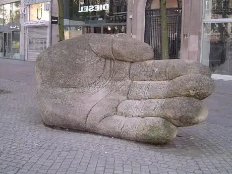 Photo de Giant Antigoon severed hand statue