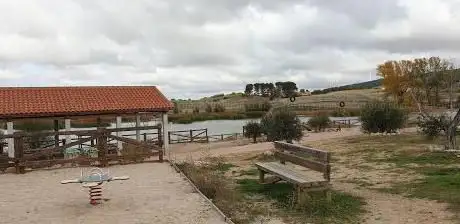 Photo de Zona Recreo Carrascosa (Embalse de Campos del ParaÃ­so)+Barbacoas+PArque niños