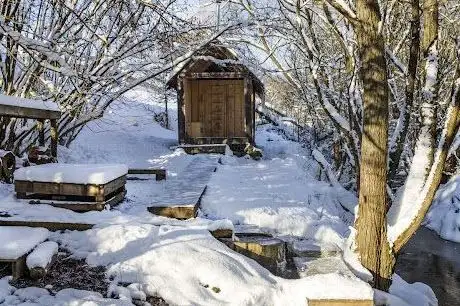 Photo de Sauna (Kunstdorf) pod horou Medvedinec