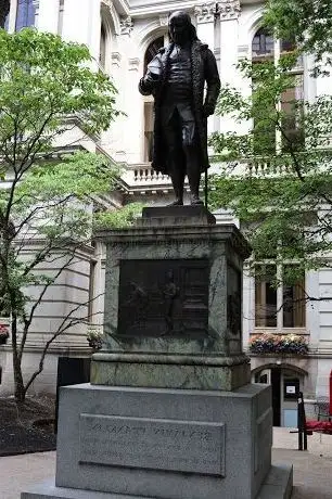 Photo de Boston Latin School and Benjamin Franklin Statue