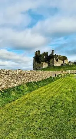 Photo de Carbury Castle and Motte