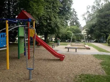 Photo de Spielplatz im Stadtpark Wald