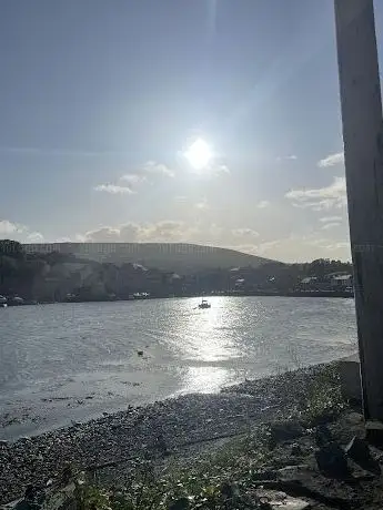 Photo de Bantry Bay Beach(Trá Bhá Bheanntraí)