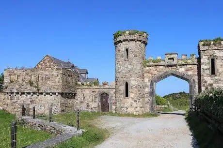 Photo de Clifden Castle Gate & Wall