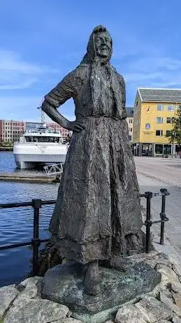 Photo de Klippfiskkjerringa - Sculpture of the Town's Symbol