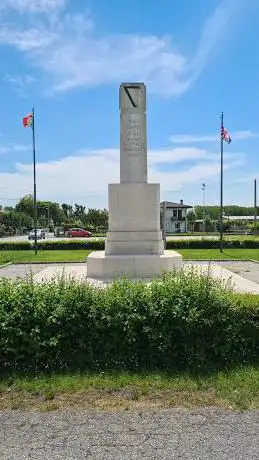 Photo de Monumento ai Pontieri della Decima Armata