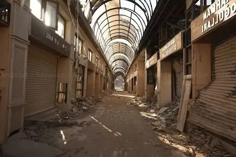 Photo de Tarihi uzun çarşı