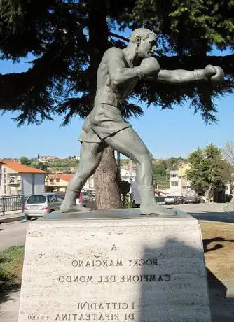 Photo de Statua di Rocky Marciano