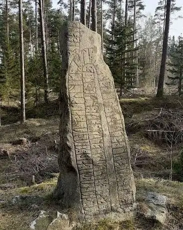 Photo de Forsheda Allmänning rune stone