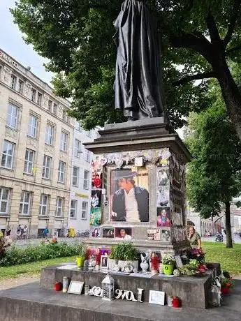 Photo of Orlando-di-Lasso-Statue und zugleich Michael-Jackson-Gedenkstätte