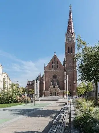 Photo de Katholische Kirche Rudolfsheim (Maria  Königin der Märtyrer)