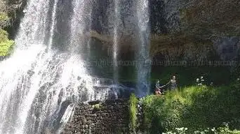 Photo de cascade de roche