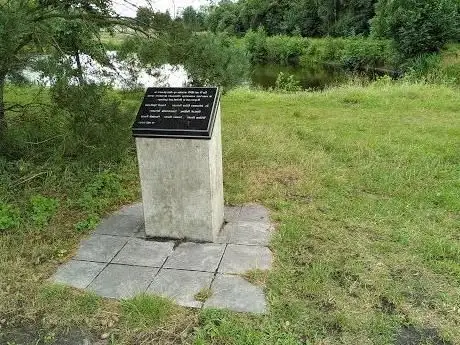 Photo de Herdenkingspunt hier werden de eerste 7 Baptisten gedoopt