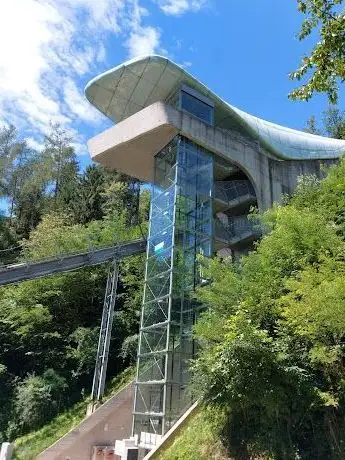 Photo de Hungerburgstation Alpenzoo