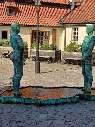 Foto de Piss sculpture (Golden Shower)