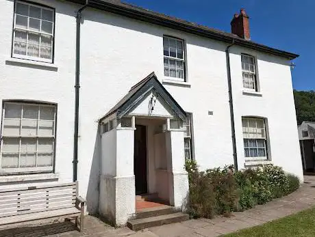 Photo de Llwyn-yr-Eos Farmhouse and yard