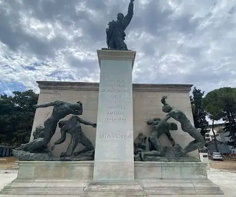 Photo de Spomenik Titu i partizanima ubijenih od nacista
