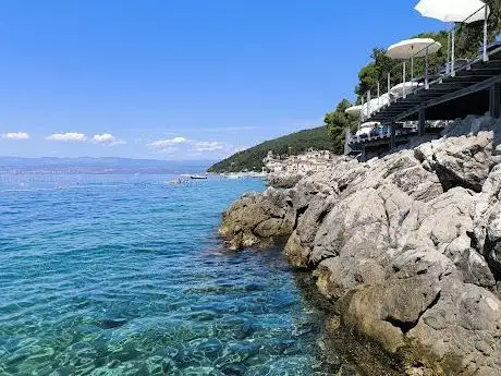 Photo de Decking Beach Mosćenička Draga