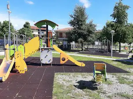 Photo de Parco giochi Comunale