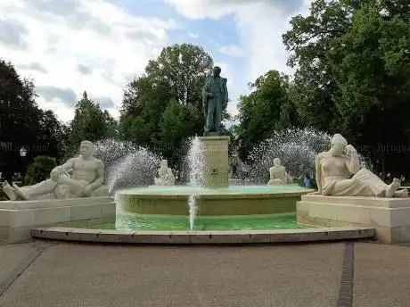 Photo de Fontaine dédiée à l'Amiral Bruat