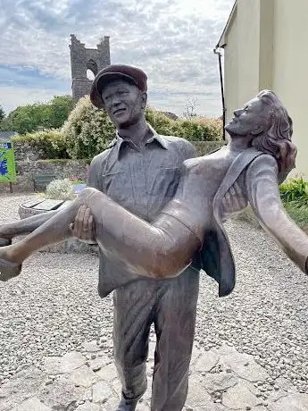 Photo de Statue of John Wayne and Maureen O'Hara