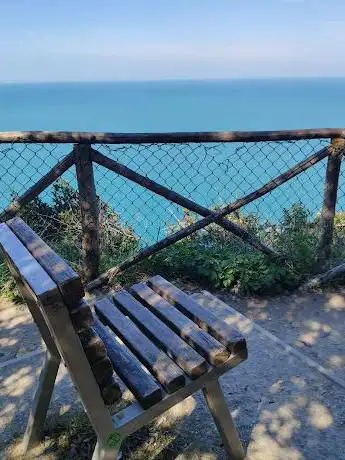 Photo de Seggiola su balcone naturale panoramico