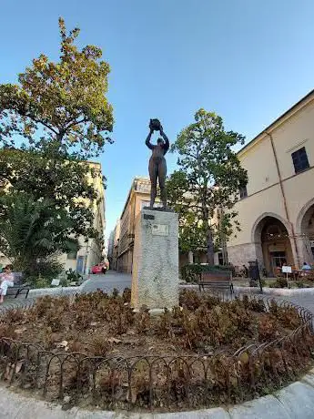 Photo de Statua della Maternità