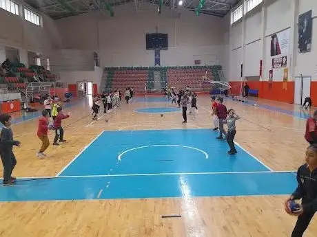 Photo de Kapalı Spor Salonu