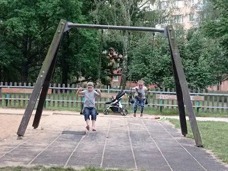 Photo de dětské hřiště (pískoviště  houpačky aj.)