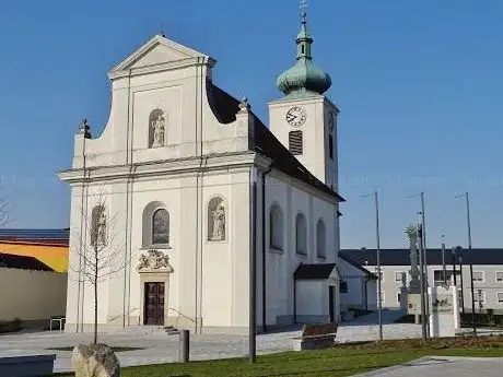 Photo de Katholische Kirche Enzersdorf an der Fischa (St. Thomas)