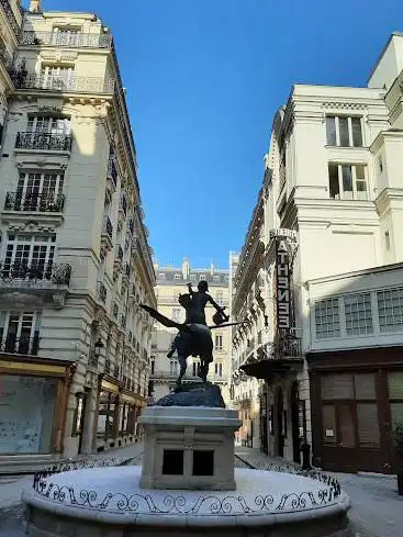 Photo de Statue du poète chevauchant Pégase
