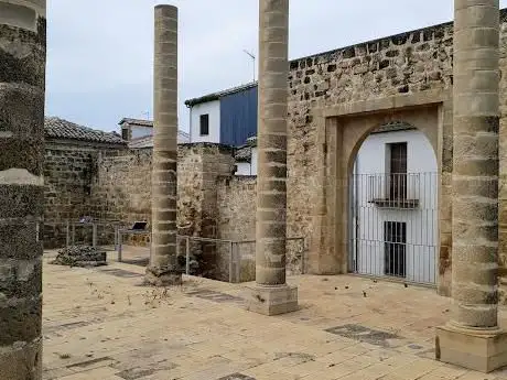 Photo de Romanesque ruins of the Church of San Juan Bautista