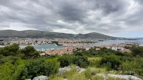 Photo de Viewpoint over Trogir