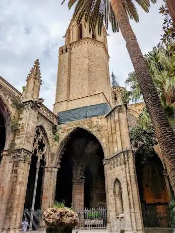 Photo de Saint George's Fountain