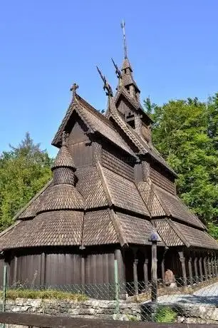 Photo de Stavkirke de Fantoft