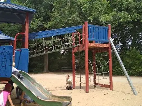 Photo de Spielplatz im Volkspark