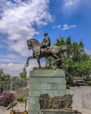 Photo de Marshal Baghramyan Monument