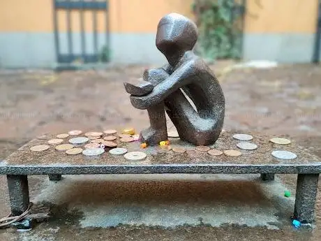 Photo de Iron Boy - Boy watching the moon