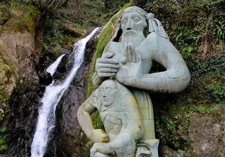 Photo de Andrew the Apostle Sculpture and Waterfall
