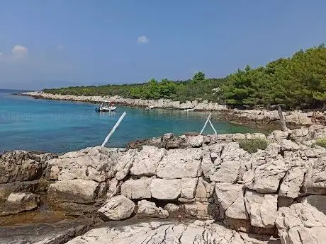 Photo de Mirni dolac Plaža