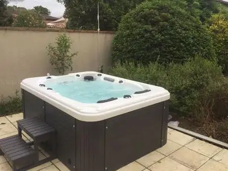 Photo de Les Jardins de Launaguet - Location de vacances dans appartement/gîte T3 (4 couchages) avec Jacuzzi  Sauna, et Piscine, refait à neut et tout équipé proche de Toulouse en Haute-Garonne Occitanie | Idéal séjour détente et bien-être